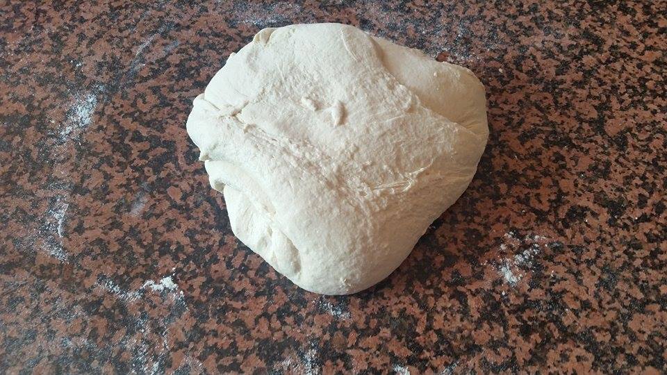 Impasto della Pizza Napoletana durante la fase di lievitazione, fondamentale per ottenere una consistenza soffice ed elastica.